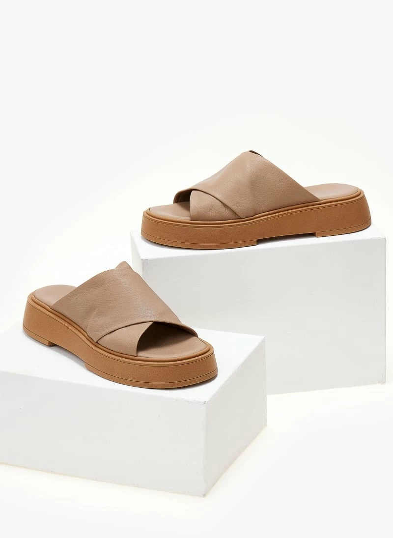 Εκπτωση ✔️ Συμφωνίες 🤩 Σανδάλια δερμάτινα IRIS με χιαστί φάσες - Μπεζ 👍 ✨ - Image 5