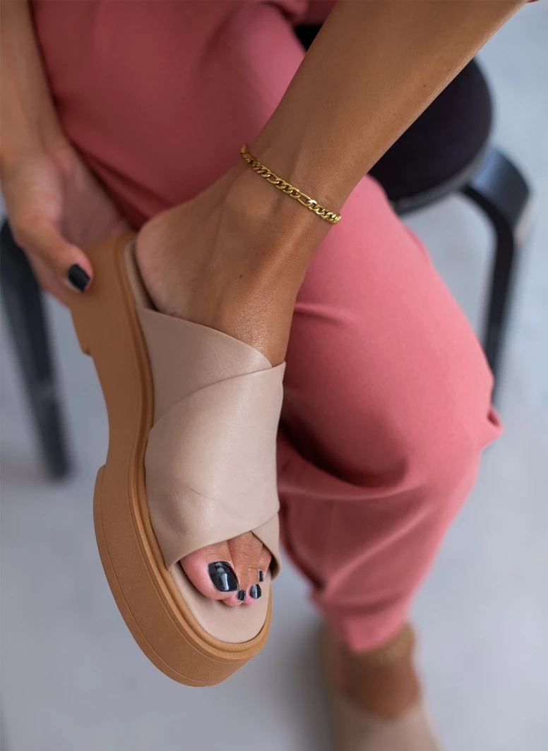 Εκπτωση ✔️ Συμφωνίες 🤩 Σανδάλια δερμάτινα IRIS με χιαστί φάσες - Μπεζ 👍 ✨ - Image 4