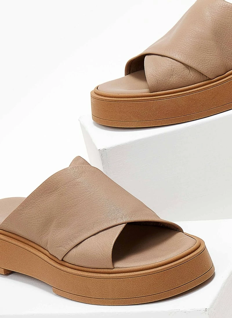 Εκπτωση ✔️ Συμφωνίες 🤩 Σανδάλια δερμάτινα IRIS με χιαστί φάσες - Μπεζ 👍 ✨ - Image 3